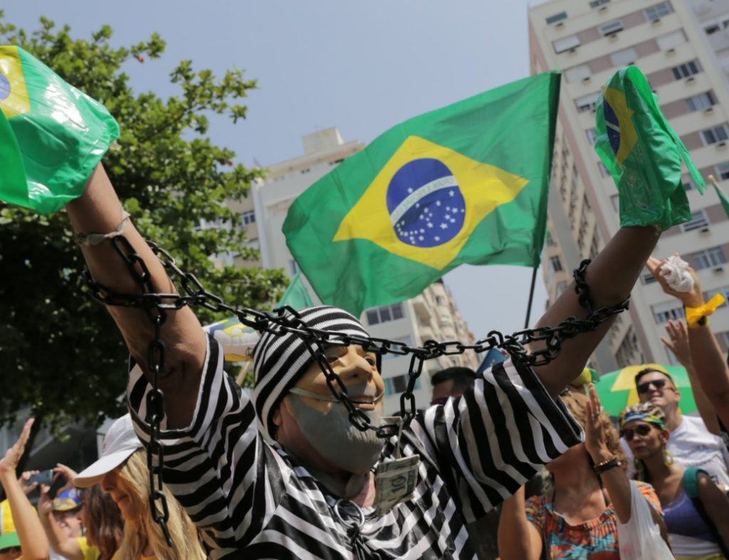 Foto: Un manifestante con un disfraz que representa al expresidente de Brasil, Luiz Inácio Lula da Silva, como prisionero, asiste a una protesta contra la corrupción, 7 de abril de 2019 (Reuters)