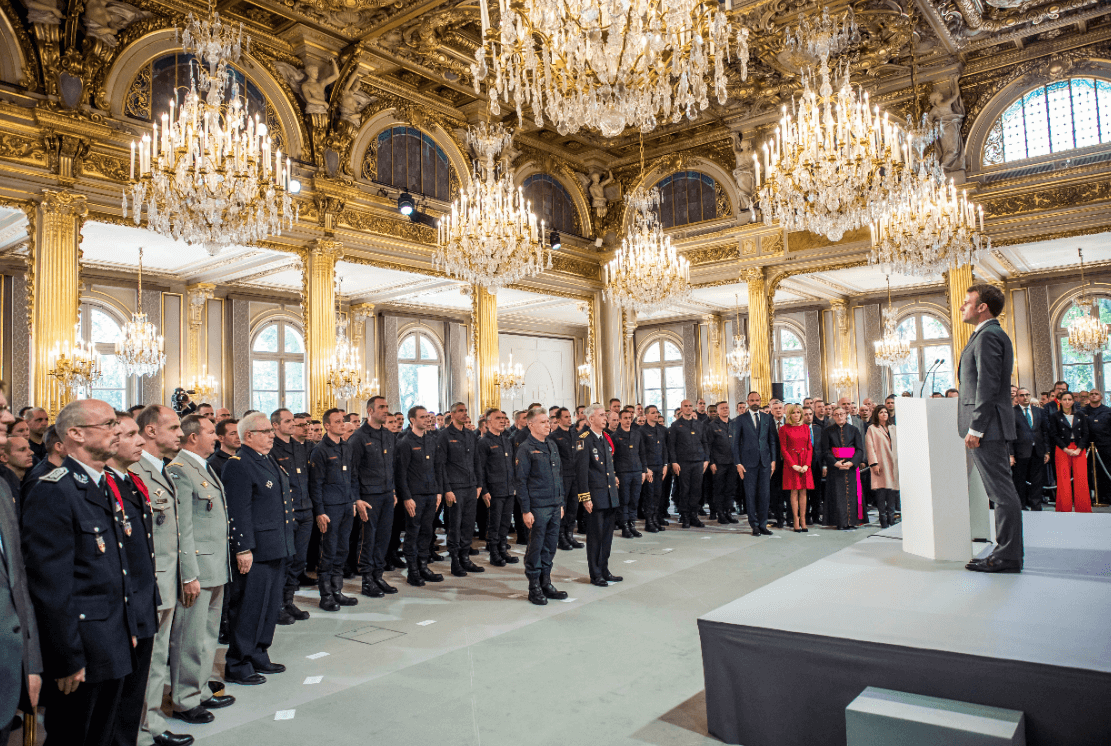 Macron rinde homenaje a bomberos tras incendio en Notre Dame