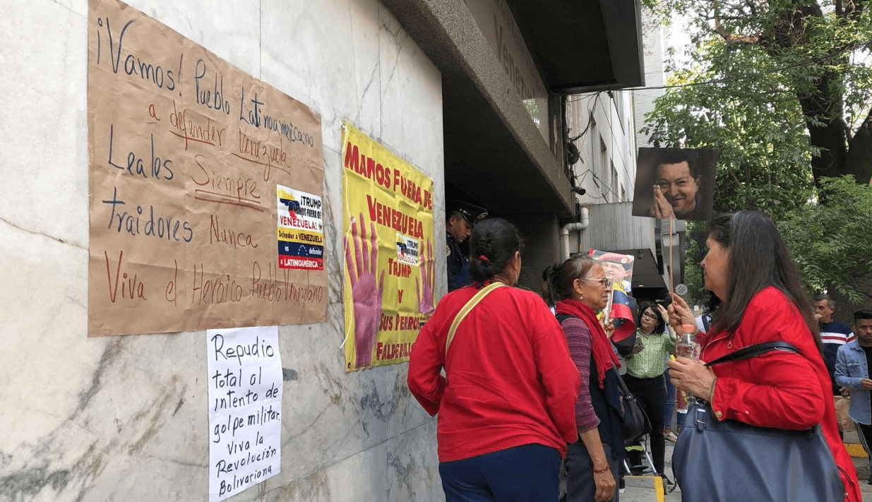 Personas se manifiestan ante embajada de Venezuela en México