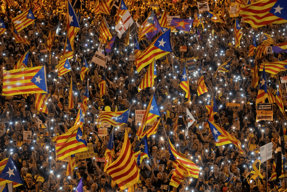 Exaltos cargos catalanes, procesados por desviar fondos para independencia
