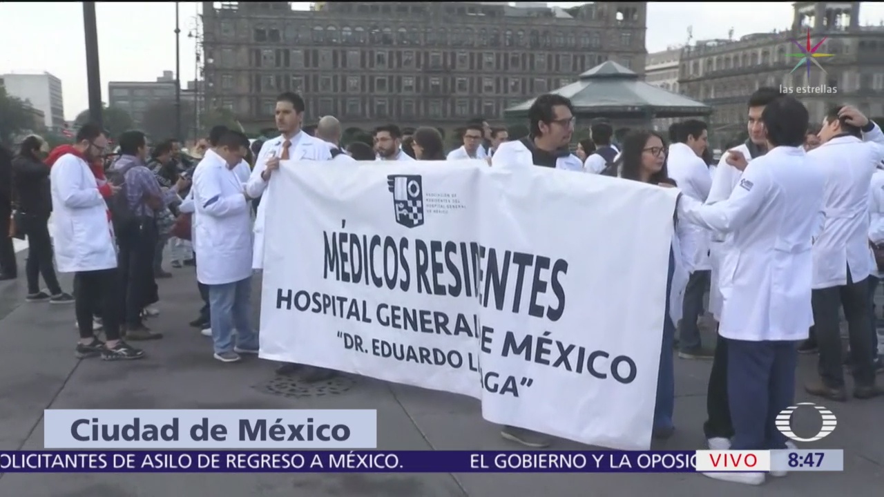 Médicos se manifiestan frente a Palacio Nacional