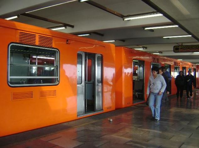 Hombre sufre un infarto y cae a vías del Metro Pantitlán