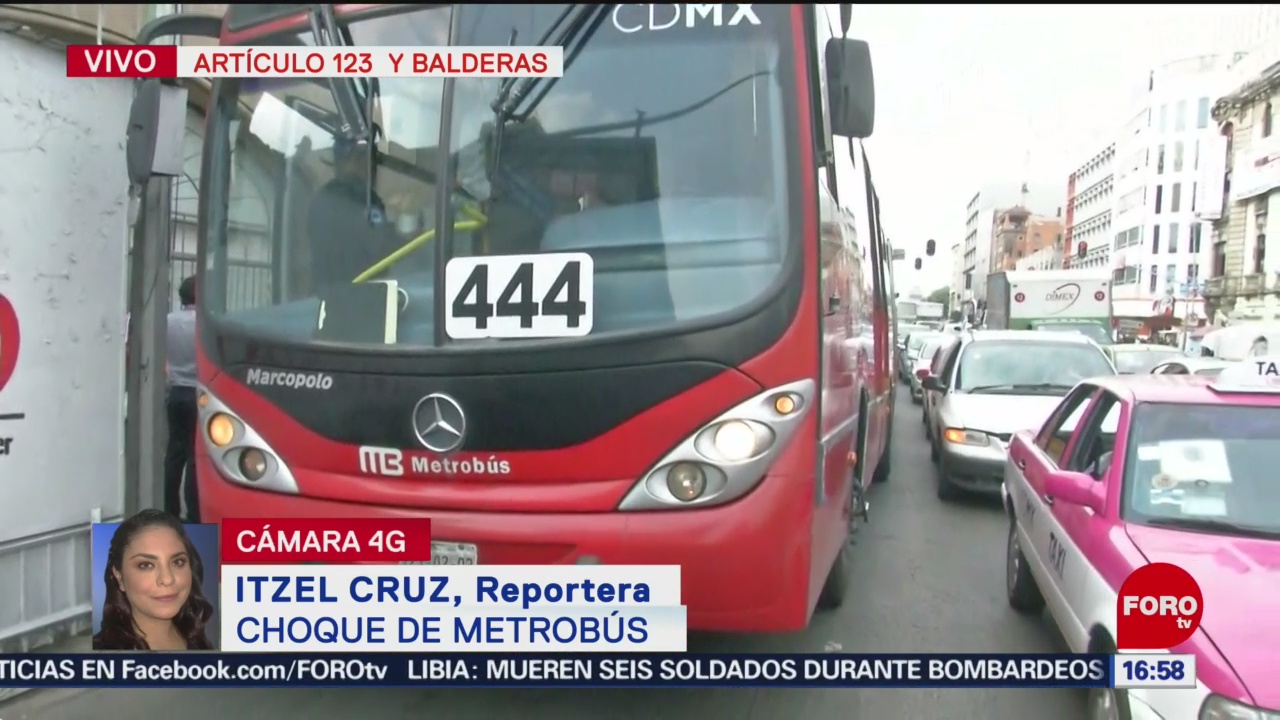 Foto: Metrobús y auto compacto chocan en Balderas