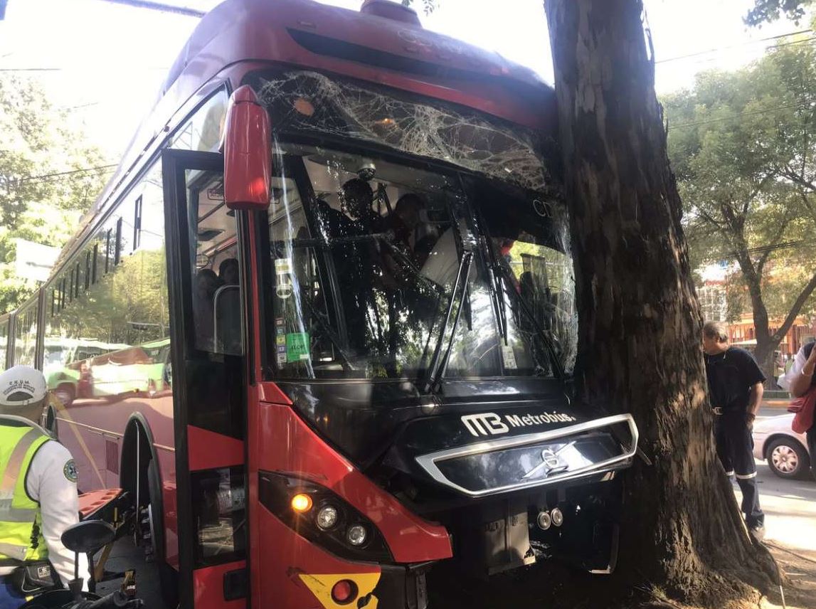 Suman 12 lesionados por choque de Metrobús en Insurgentes Sur