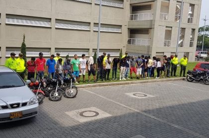 Miembros de la banda de delincuentes capturados dentro de las instalaciones de una escuela primaria de Tolima, Colombia (Caracol TV)