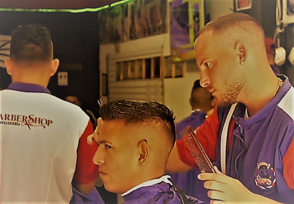 Migrantes, parte del éxito de una barbería en Tapachula