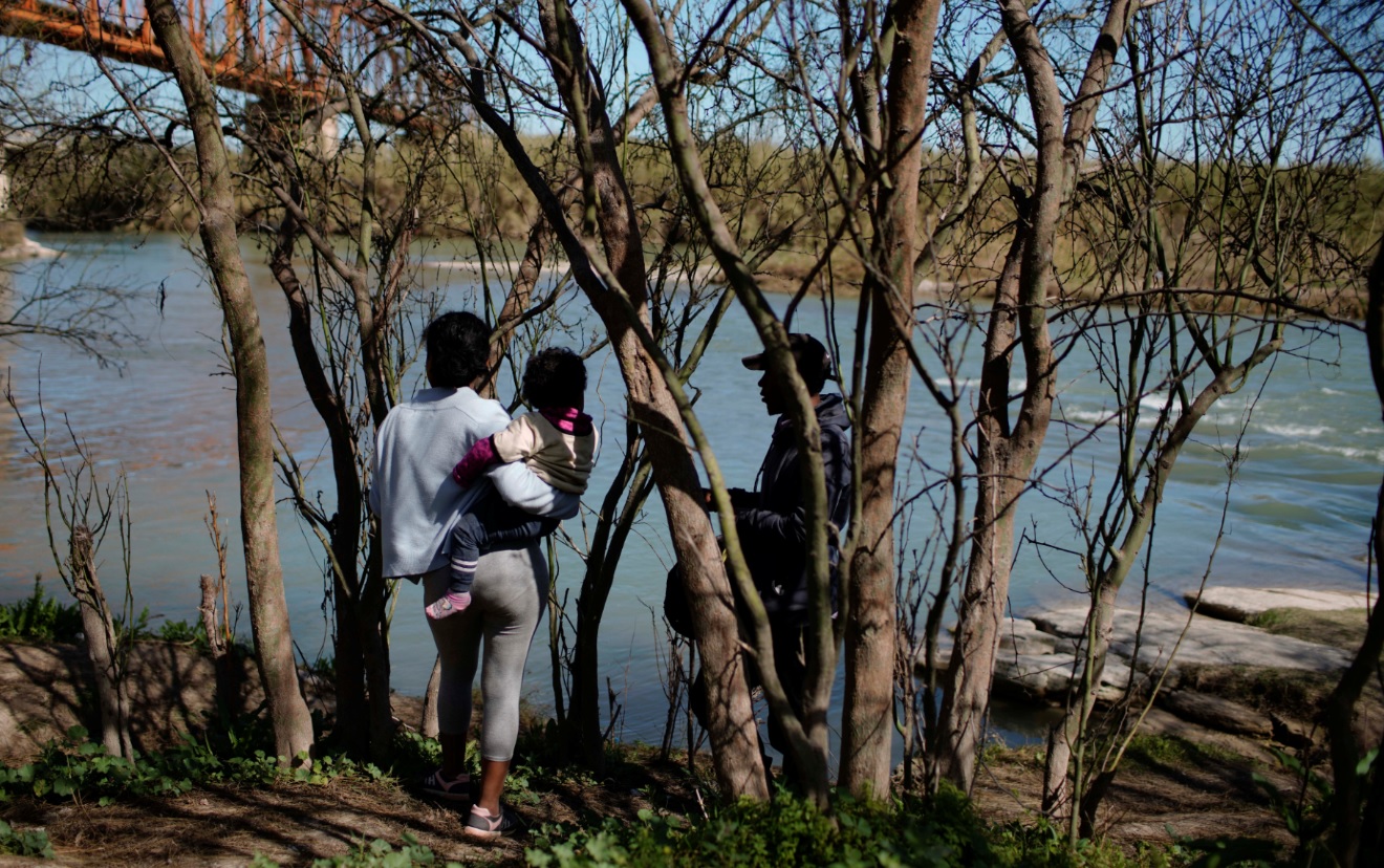 Foto: Migrantes verifican las patrullas fronterizas de Estados Unidos antes de cruzar el Río Bravo hacia Estados Unidos, abril 20 de 2019 (Reuters)