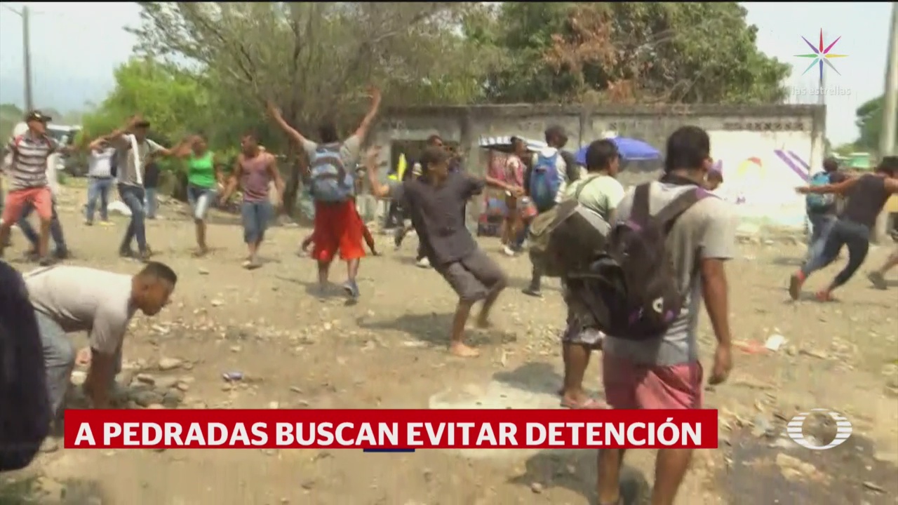FOTO: Migrantes centroamericanos agreden a pedradas a policías federales, 19 ABRIL 2019