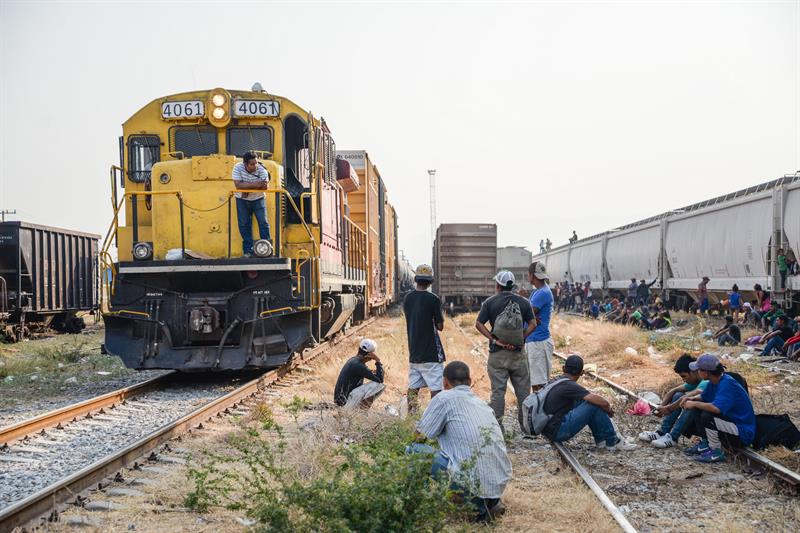 Foto: migrantes centroamericanos esperan abordar 'La Bestia', 29 de abril 2019. EFE