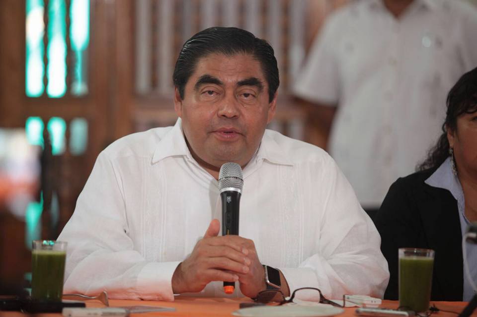 Miguel Barbosa denuncia guerra sucia en su contra por contienda en Puebla