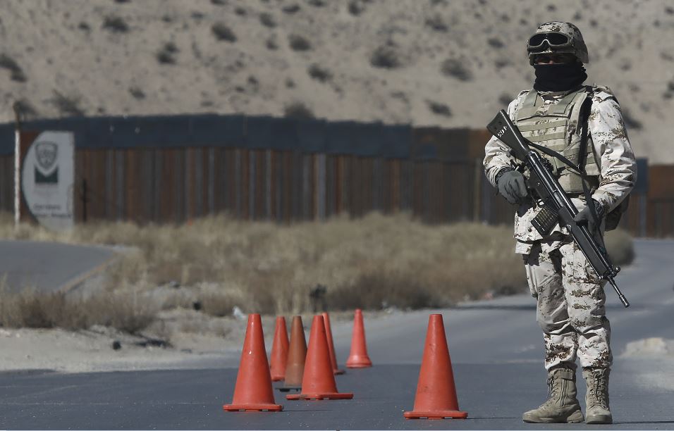 Un soldado mexicano hace guardia en un punto de control cerca de la valla fronteriza México-EU, 24 ABRIL 2019