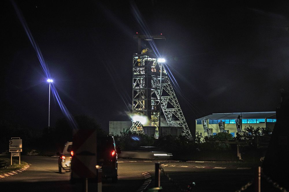 Casi 2 mil trabajadores, atrapados en mina de Sudáfrica