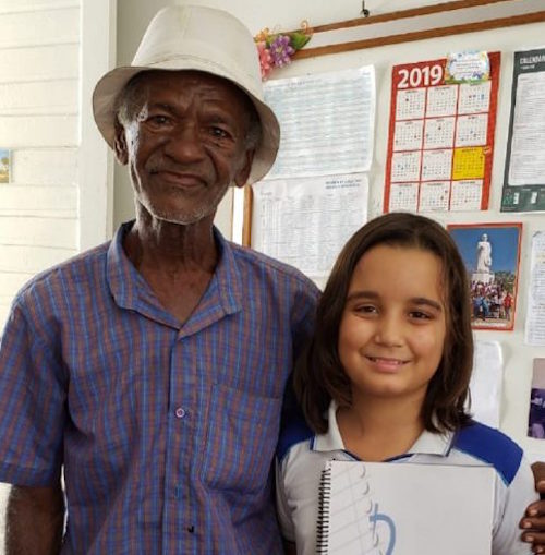 Foto Niña de 9 años enseña a leer y escribir a vendedor de helados 30 abril 2019