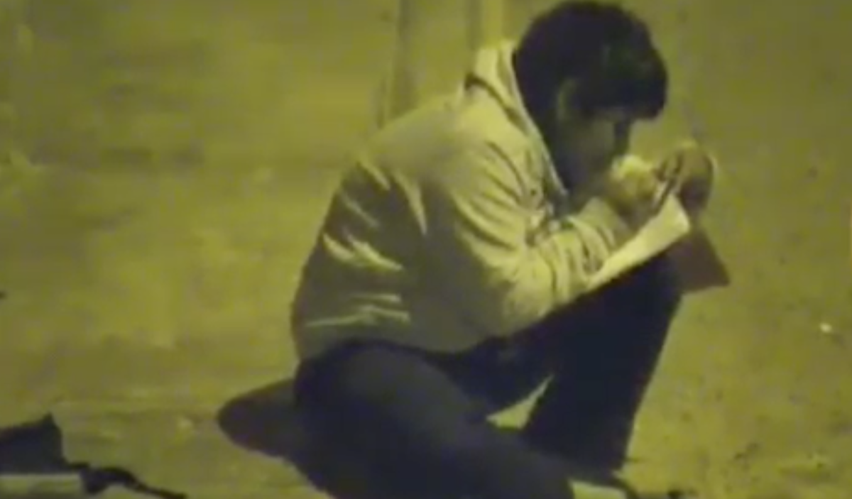 VIDEO: Niño no tiene electricidad en su casa, así que estudia con luz de la calle