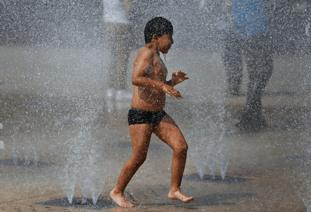 Foto: Niño juega en chorros de agua en la Ciudad de México, 2 de noviembre de 2016