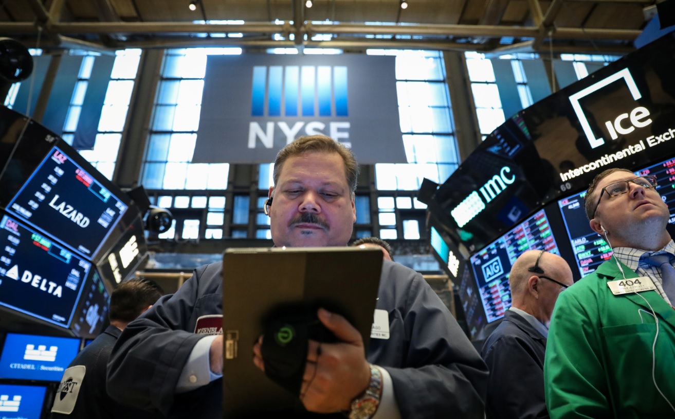 Comerciantes trabajan en el piso de la Bolsa de Nueva York (NYSE), 24 de abril de 2019 (Reuters)