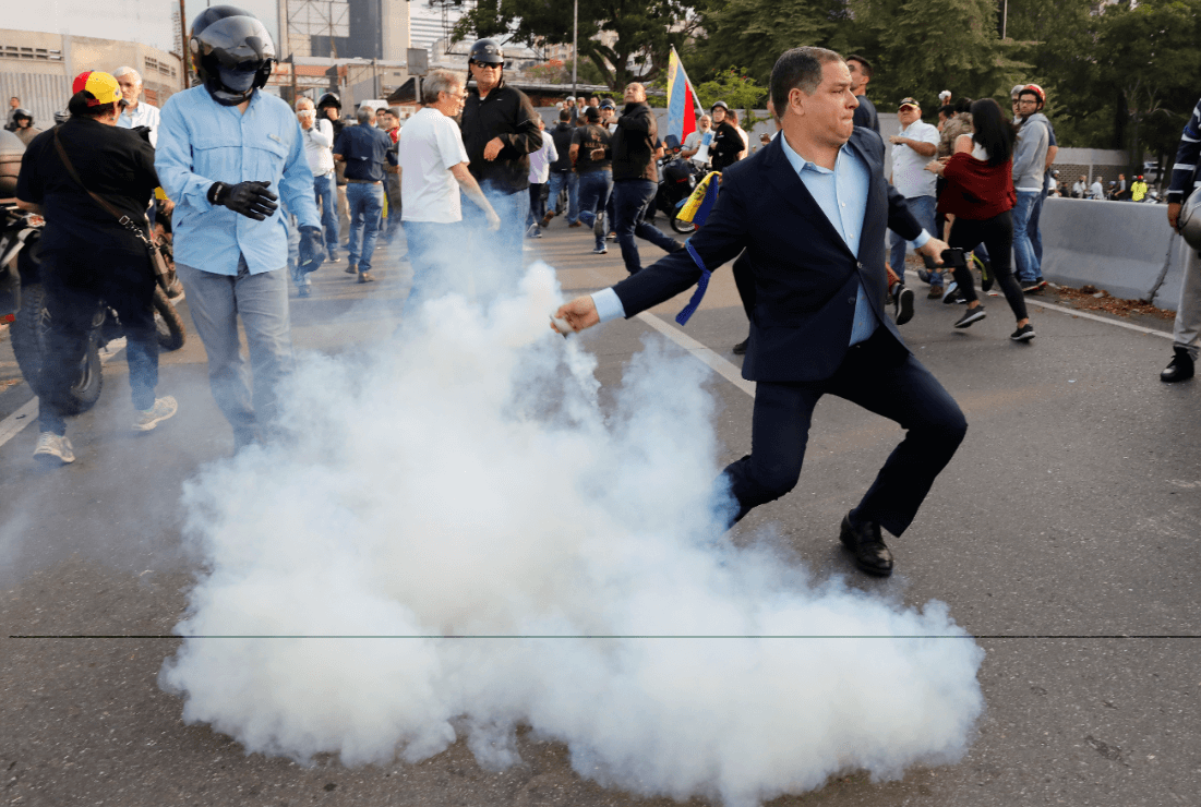 Foto: Un opositor regresa un recipiente de gas lacrimógeno a un soldado durante protesta en Caracas, 30 de abril de 2019, Venezuela 