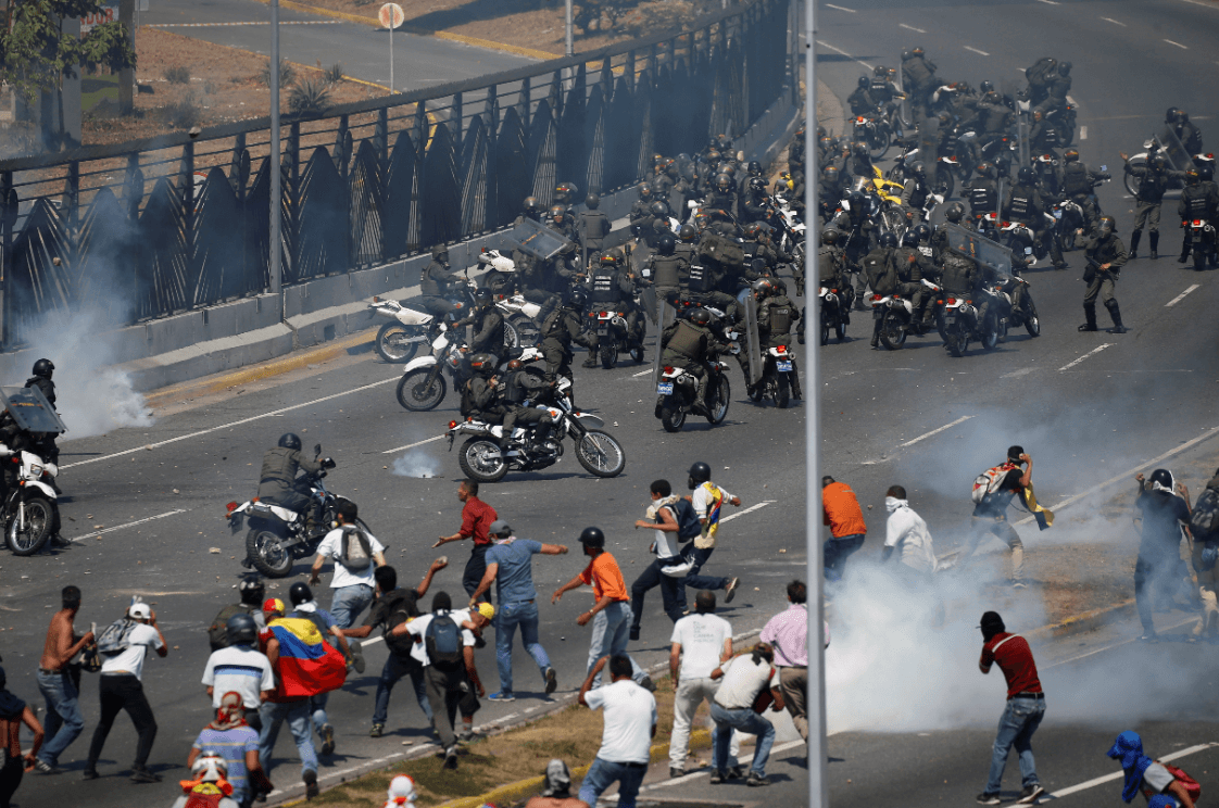 Foto: Opositores venezolanos se enfrentan a miembros de la Guardia Nacional Bolivariana, 30 de abril de 2019, Caracas