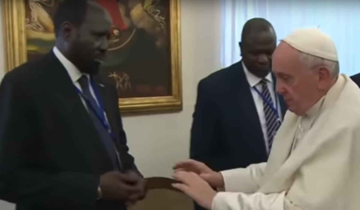 VIDEO: El papa Francisco besa los pies de líderes de Sudán del Sur en nombre de la paz