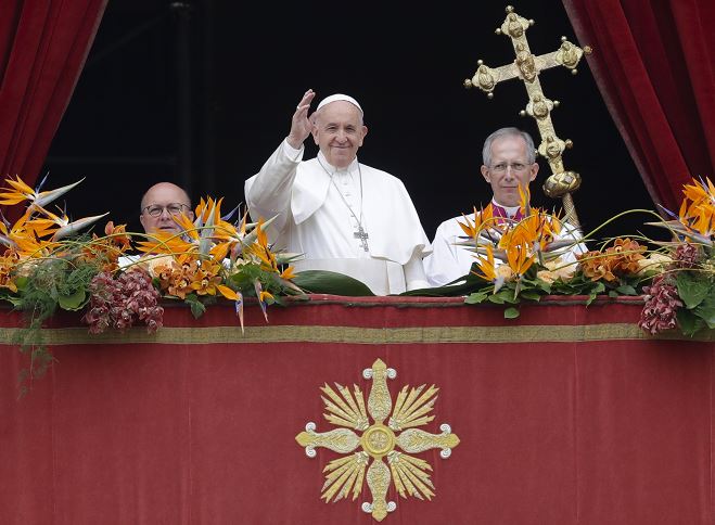 fOTO: El papa Francisco se despide después de entregar su mensaje "Urbi et Orbi", 21 ABRIL 2109