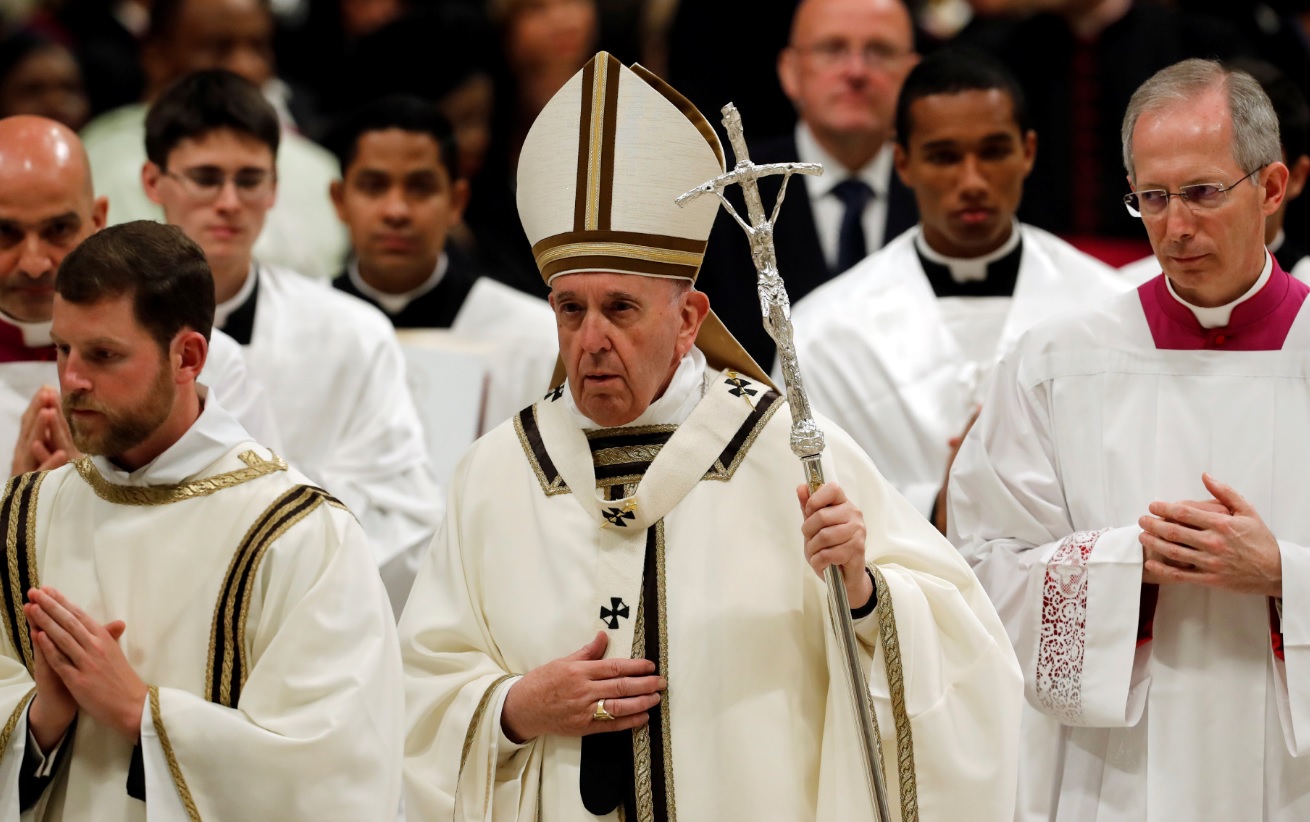 Papa Francisco llama a superar miedo durante homilía en Vigilia Pascual