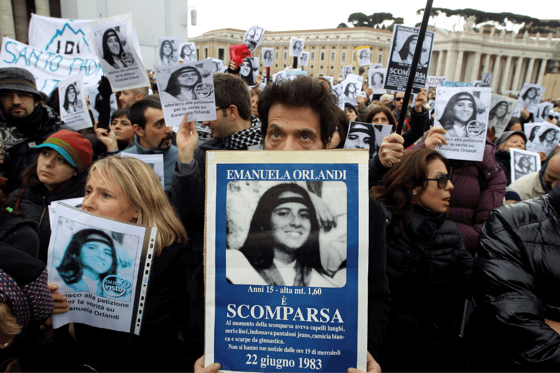 Foto: Pietro Orlandi sostiene un cartel con la imagen de su hermana, en el Vaticano, 18 de diciembre de 2011