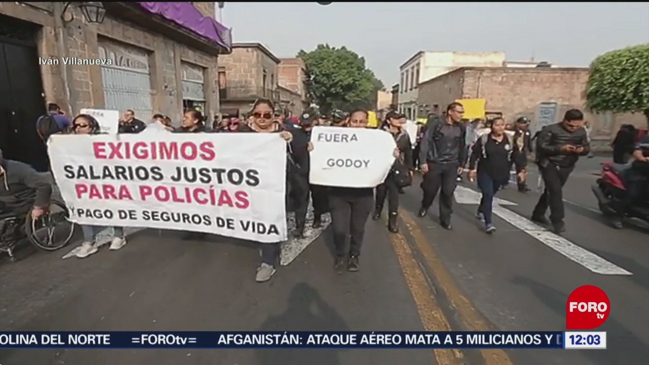 Policías de Michoacán protestan por mejores condiciones de trabajo