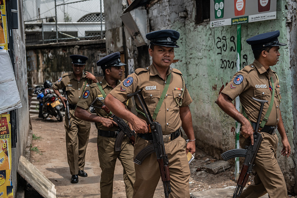 Foto: Oficiales de policía patrullan las calles en Colombo, Sri Lanka, 26 abril 2019