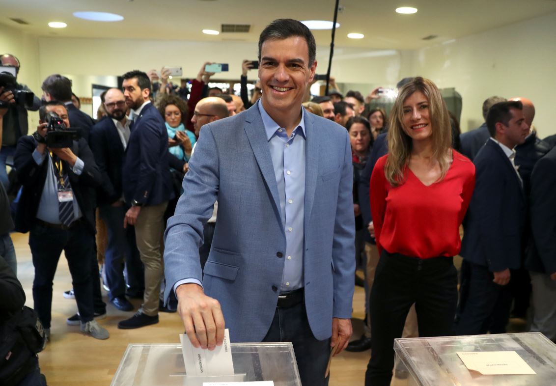 Foto: El candidato del Partido Socialista de los Trabajadores (PSOE), Pedro Sánchez, emite su voto durante las elecciones generales de España, el 28 de abril de 2019 (Reuters)
