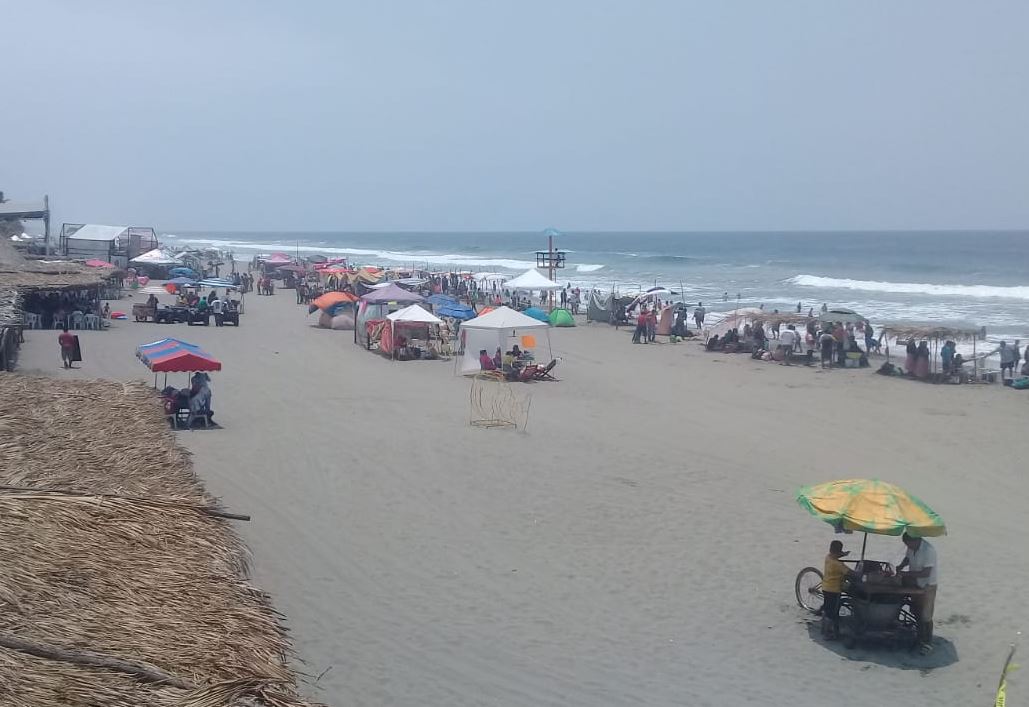 Foto: Vacacionistas disfrutan de las playas en Puerto Arista, Chiapas, 21 abril 2019