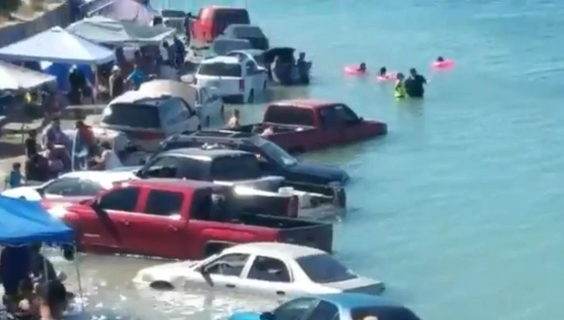 Marea sorprende a vacacionistas e inunda autos en Puerto Peñasco, Sonora