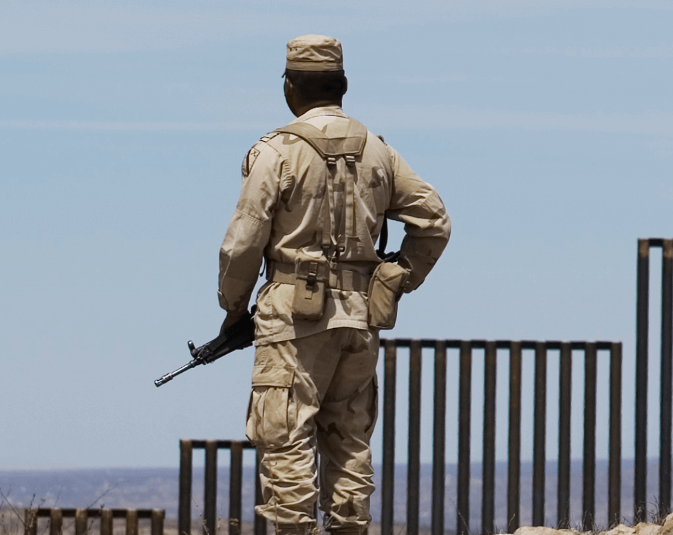 FOTO Qué pasó entre soldados mexicanos y la Guardia Nacional de EU en la frontera binacional (AP, archivo 1 abril 2018 nogales)