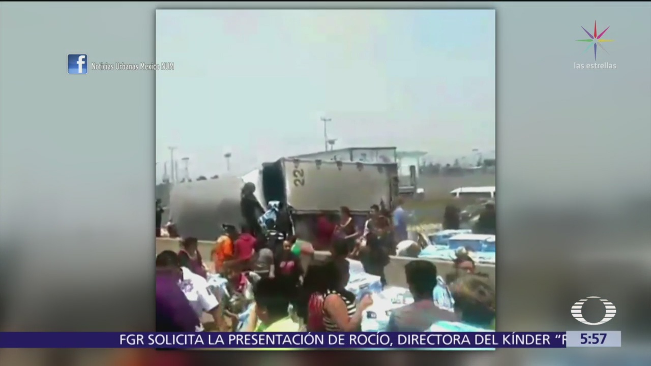 Rapiñan tráiler volcado en Ecatepec, Estado de México
