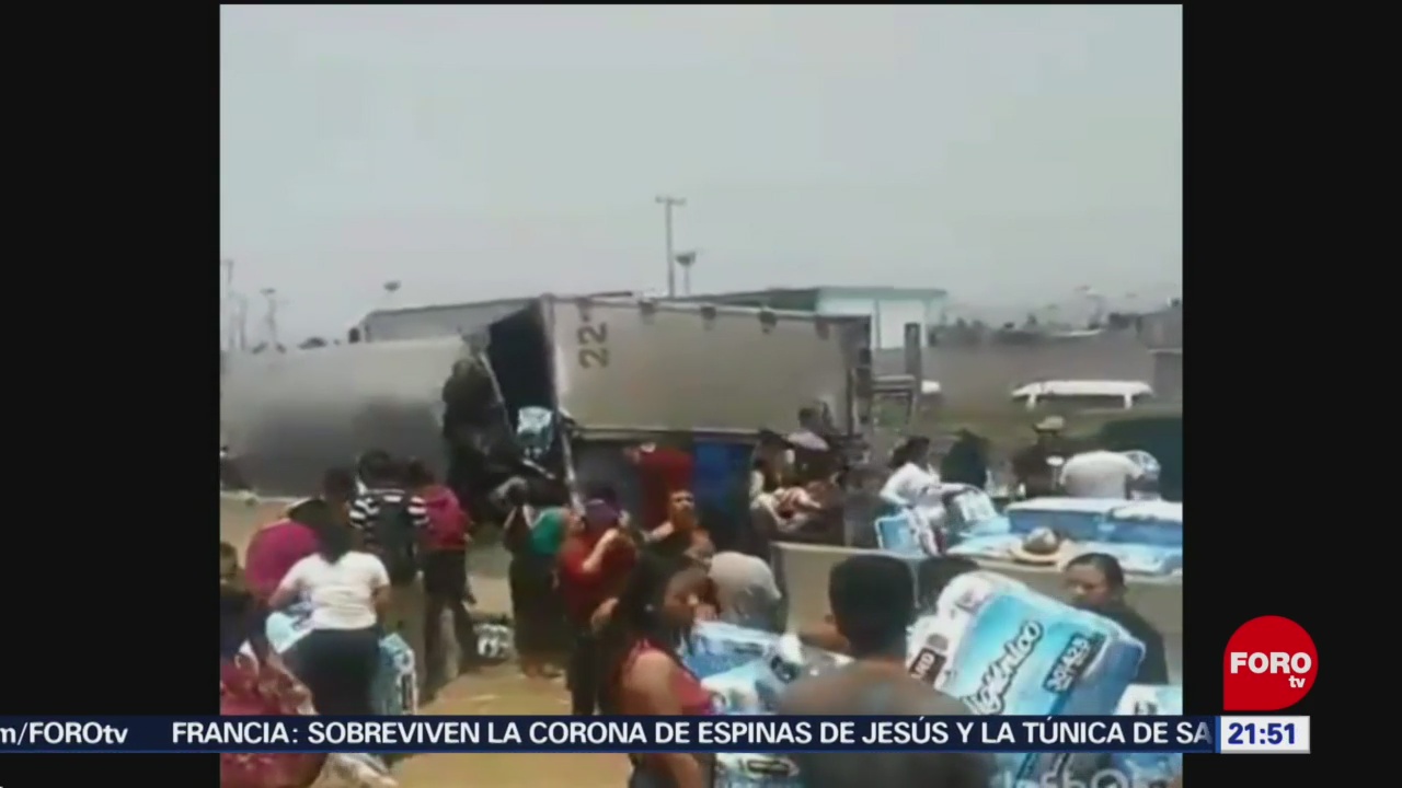 Realizan actos de rapiña tras volcadura en Ecatepec, Edomex