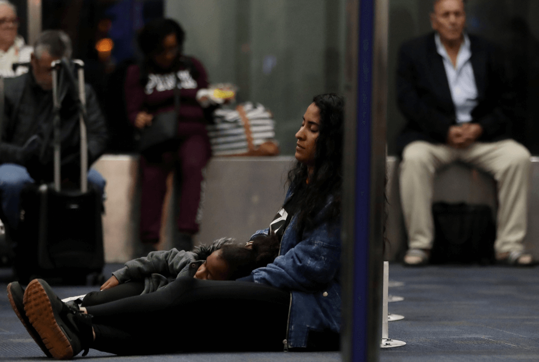 Foto: Pasajeros afectados por falla técnica en aeropuertos de EU, 1 de abril de 2019, Washington 