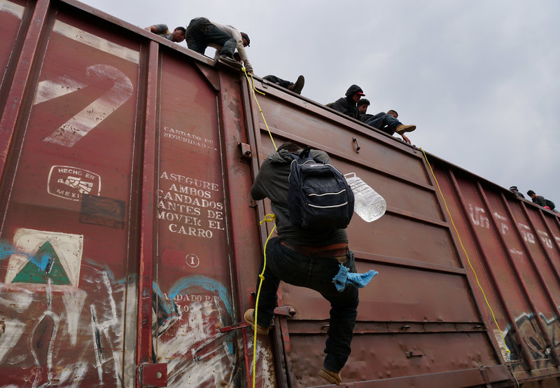 Rescatan a migrante hondureña de ser arrollada por ‘La Bestia’