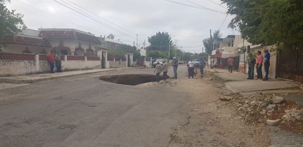 Foto Se abre socavón en calles de Mérida, Yucatán 16 abril 2019