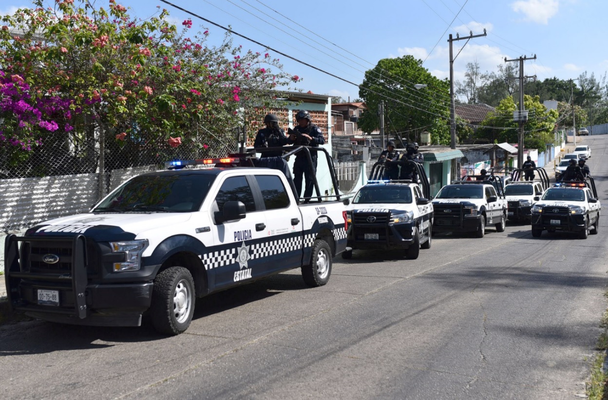 Foto: Policías vigilan la escena del crimen donde murieron 13 personas en Minatitlán, abril 20 de 2019 (Reuters)