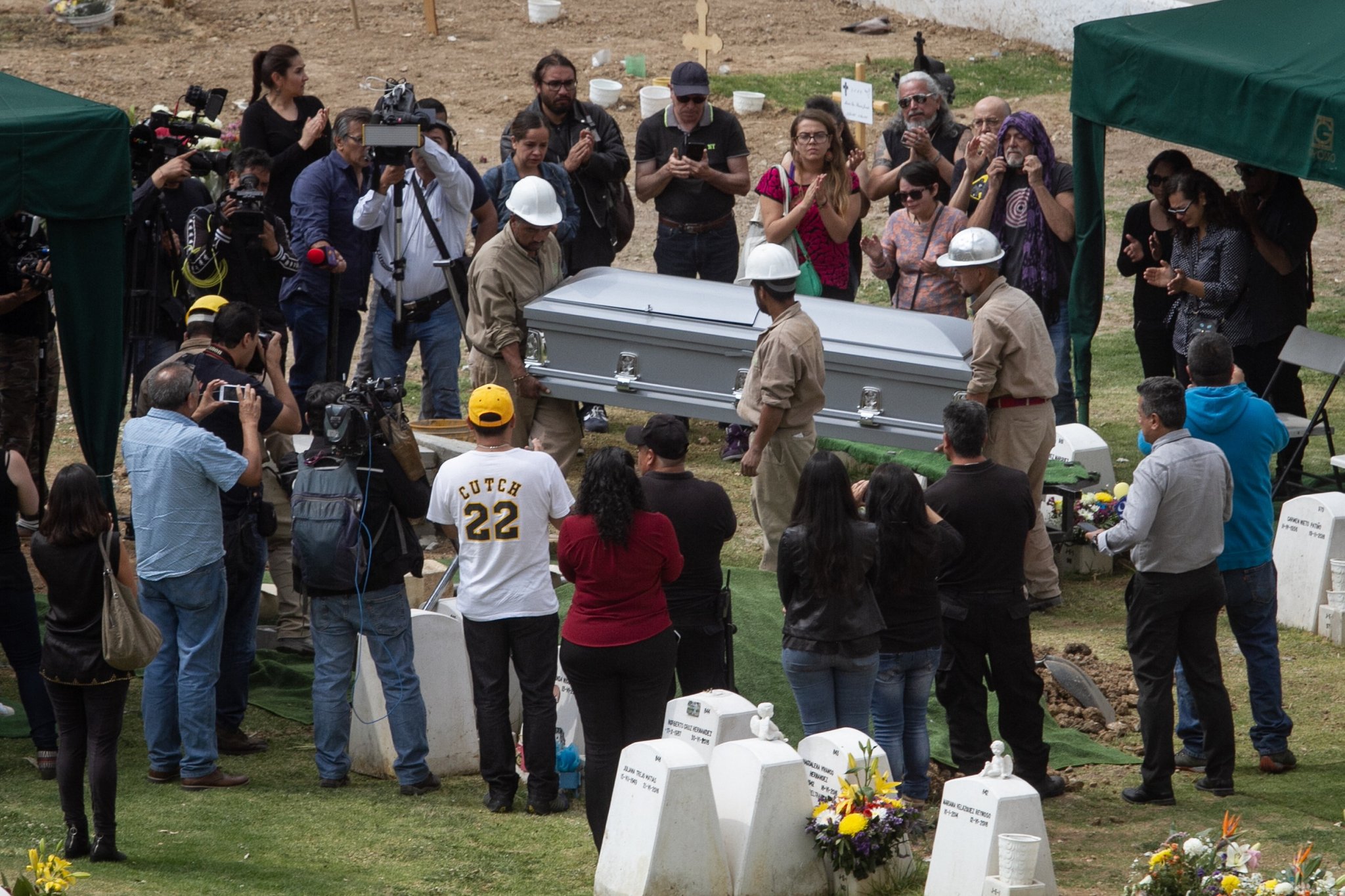 Familiares y amigos sepultan a Armando Vega Gil