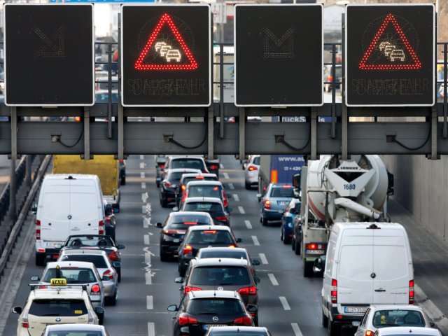 Signos intentan ordenar el tránsito vehicular que pasa por una de las autopistas que llegan eventualmente a la zona centro de Berlin (Reuters)