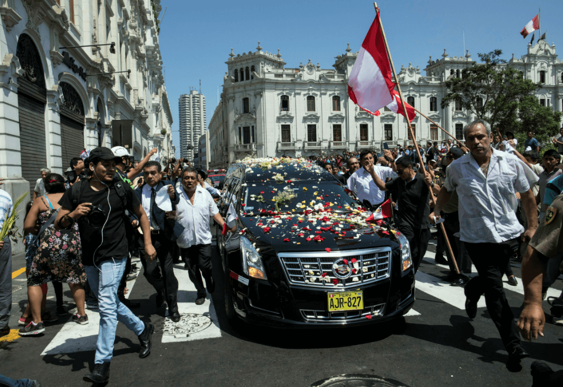Foto: Simpatizantes de Alan García acompañan carroza fúnebre, 19 de abril de 2019, AP