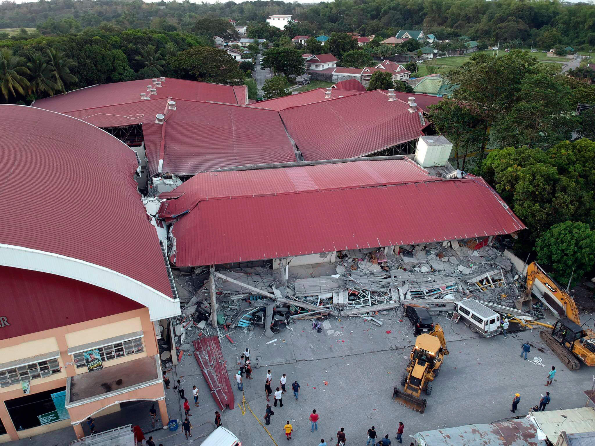 FOTO Sismo en Filipinas vacía alberca de rascacielos y derrumba mercado AP