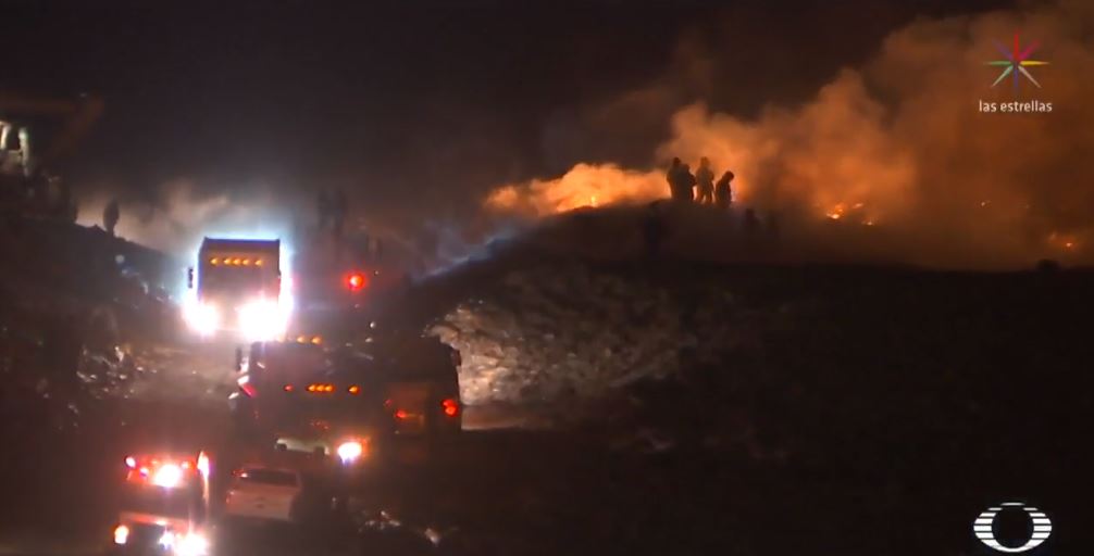Foto Sofocan incendio en tiradero de basura en Chiconahutla, Estado de México 5 abril 2019