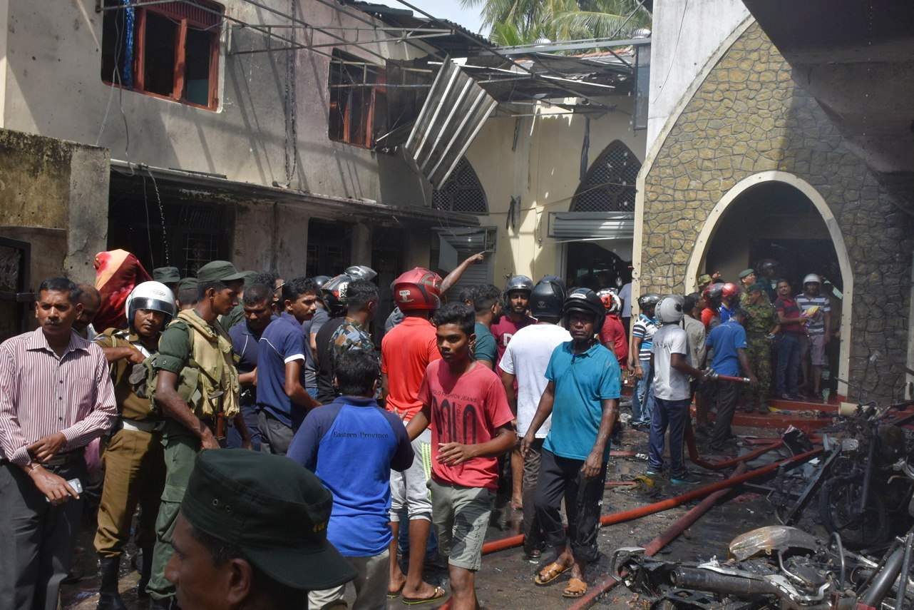 Foto: Los lugareños y la policía se reúnen en la carretera central de Batticalova tras un atentado con bomba en la iglesia de Secon, en Colombo, Sri Lanka, 21 abril 2019