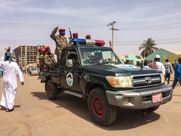 Foto: Manifestantes sudaneses marchan para exigir un gobierno de transición civil, 12 abril 2019
