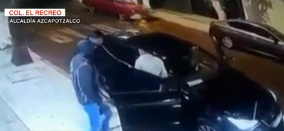 Foto: Sujetos asaltan a hombre mientras acomodaba a su bebé en el auto, 30 de marzo de 2019, Ciudad de México 