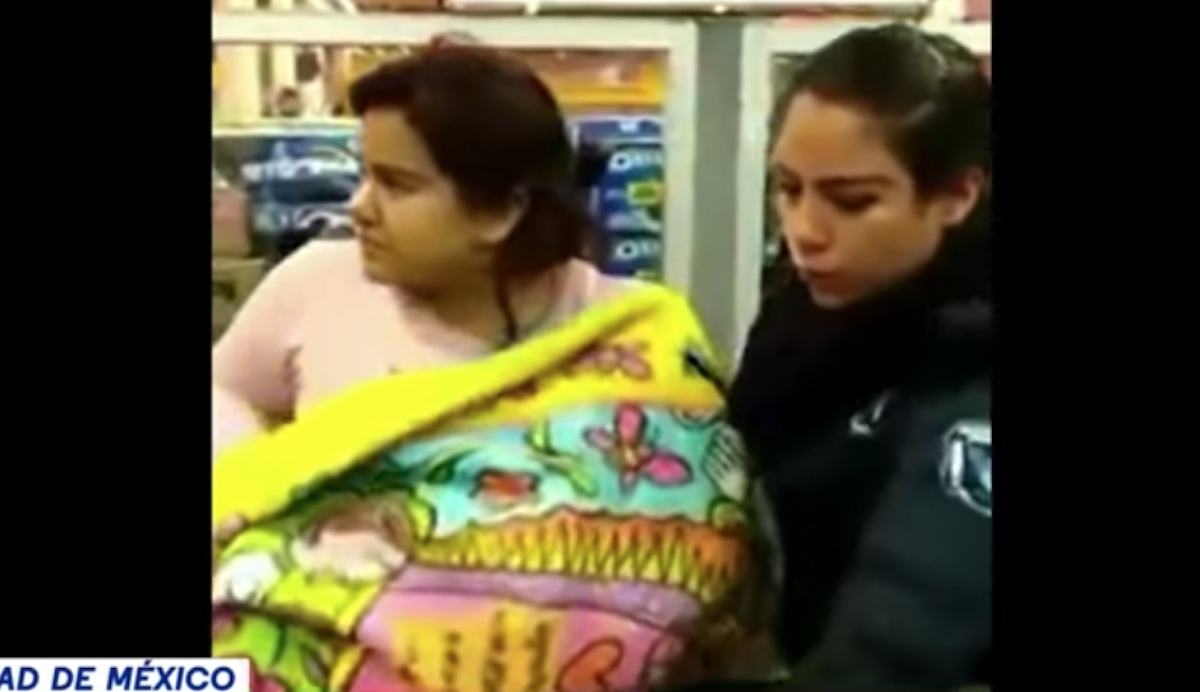 Video: Mujer finge cargar bebé para robar productos de un supermercado en la CDMX