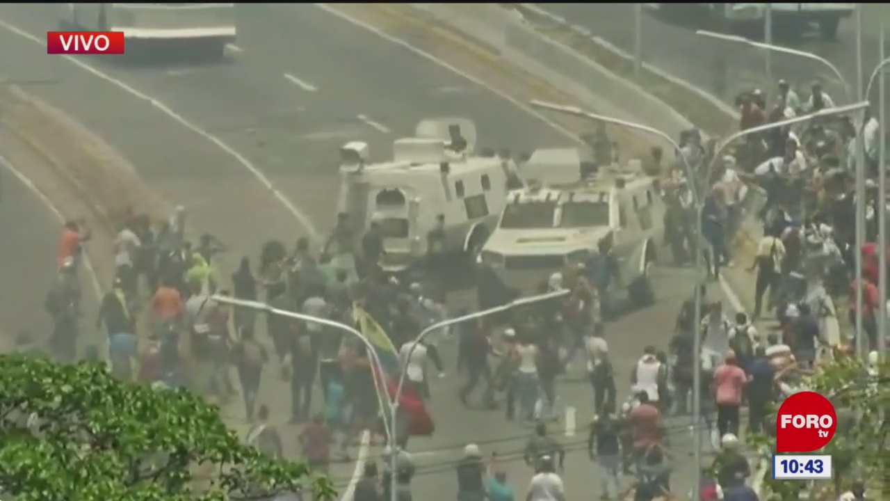 Videos captados desde Caracas captan tanquetas aparentemente militares que atropellan a manifestantes en Venezuela (ForoTV/Captura de Pantalla)