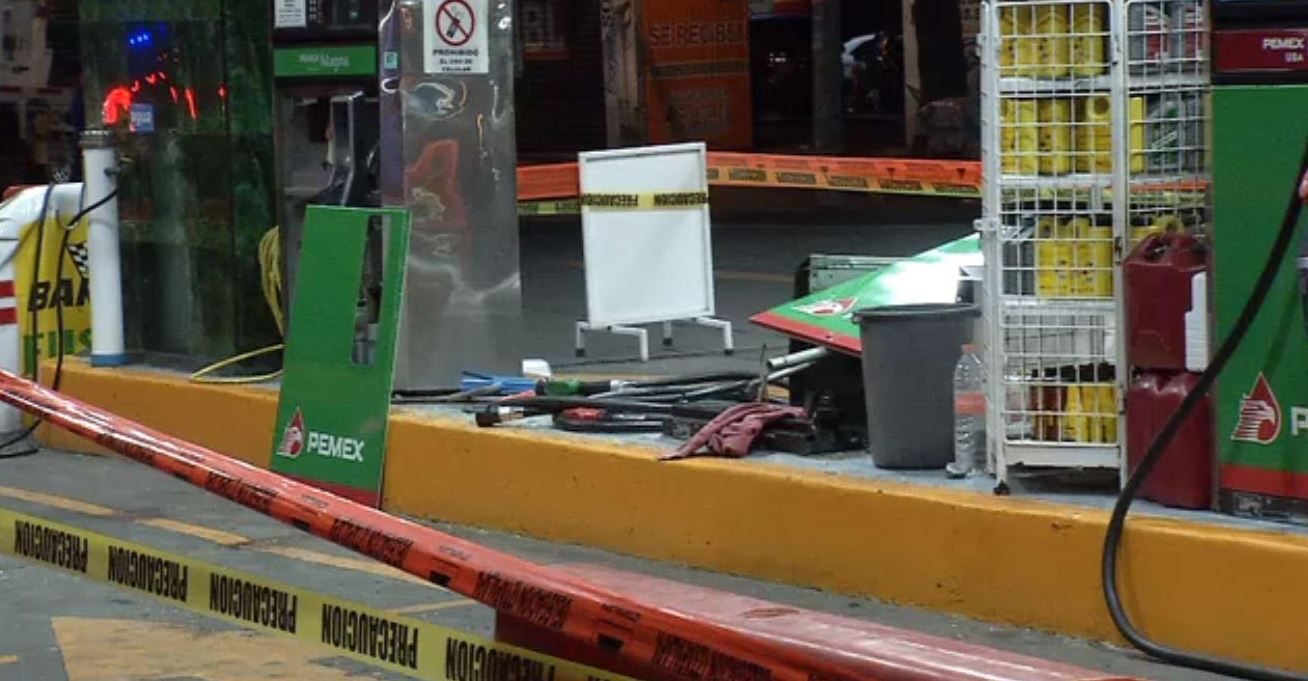Foto: Debido al impacto 4 bombas de gasolina resultaron afectadas por el taxi, el 13 de abril de 2019 (Noticieros Televisa)