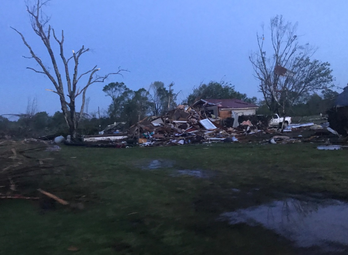 Foto: Al menos 5 personas murieron y muchas otras resultaron heridas por un tornado en el condado de Monroe, Mississippi, abril 14 de 2019 (Twitter: @VortexChasing)